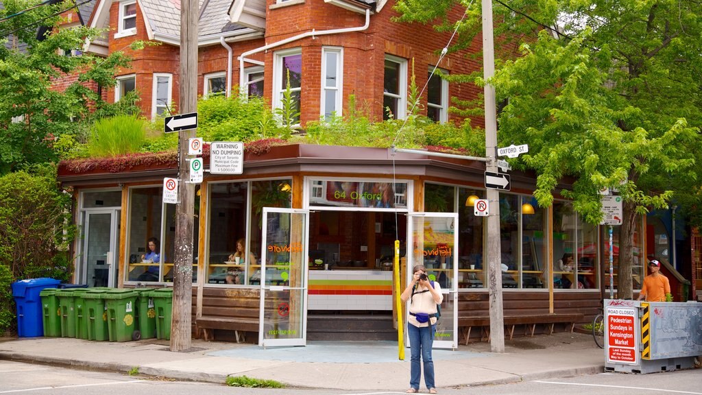 Kensington Market que inclui uma cidade, cenas de rua e estilo de vida de cafeteria