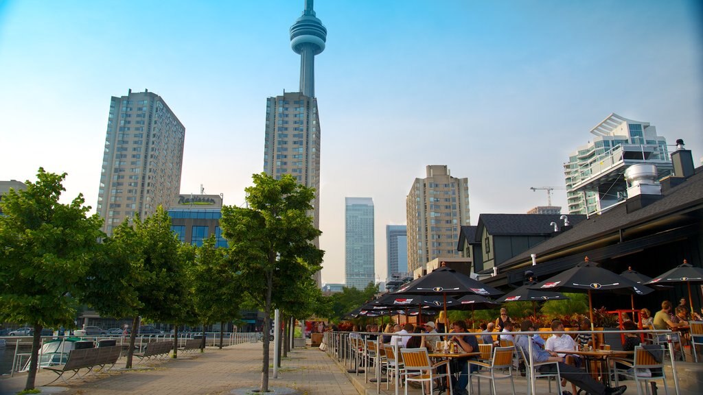 Harbourfront Centre mostrando comer al aire libre, un edificio de gran altura y una ciudad