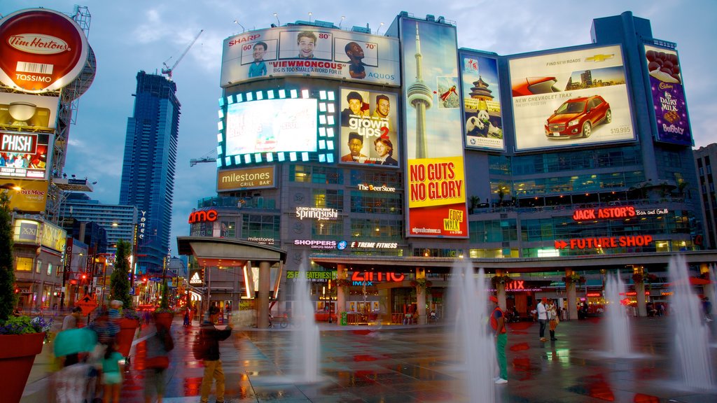 Zona comercial de Yonge Street mostrando escenas nocturnas, arquitectura moderna y señalización