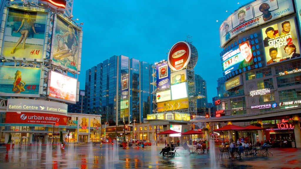 Zona comercial de Yonge Street que incluye escenas de noche, arquitectura moderna y centro de negocios