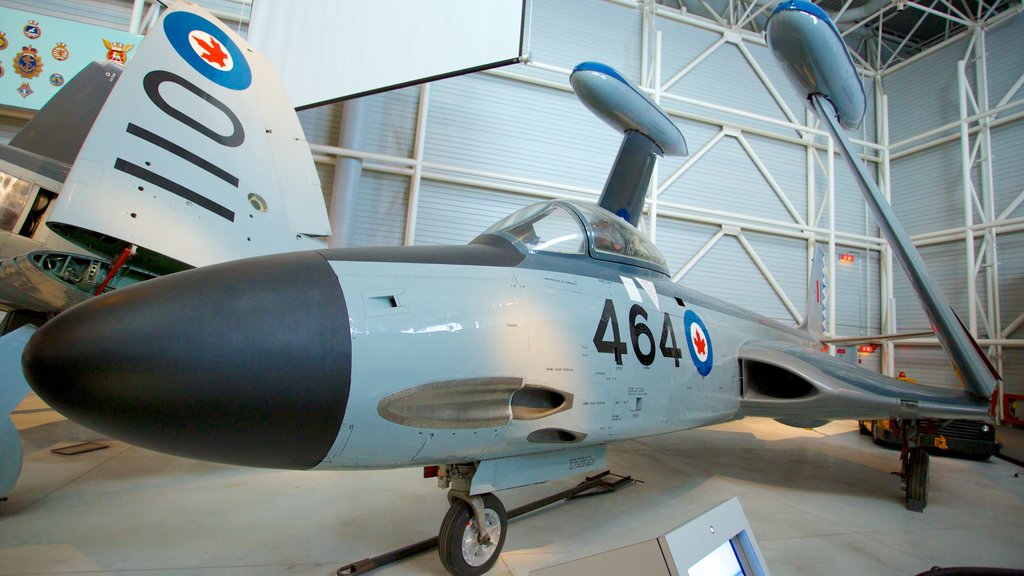 Musée de l\'aviation et de l\'espace du Canada qui includes avion et vues intérieures