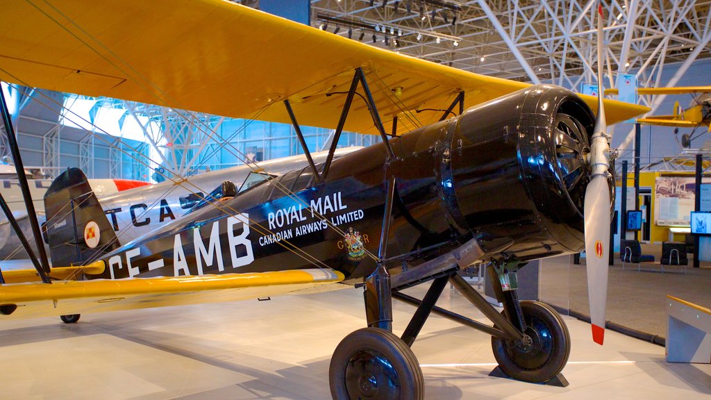 Museo del Espacio y la Aviación de Canadá mostrando avión y vista interna