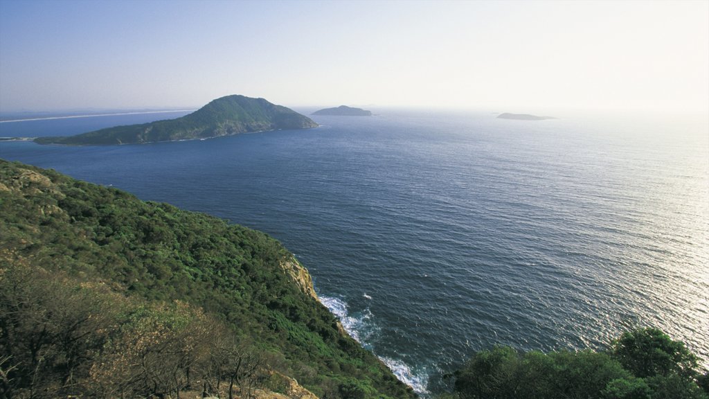 Port Stephens ofreciendo costa rocosa, vistas de paisajes y vistas de una isla