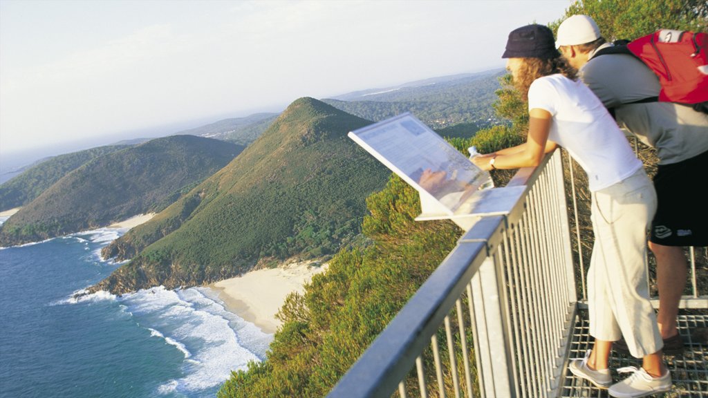 Port Stephens mettant en vedette montagnes, vues et paysages côtiers