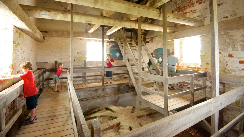 Iglesia Den Tilsandede Kirke que incluye vista interna y una iglesia o catedral y también niños