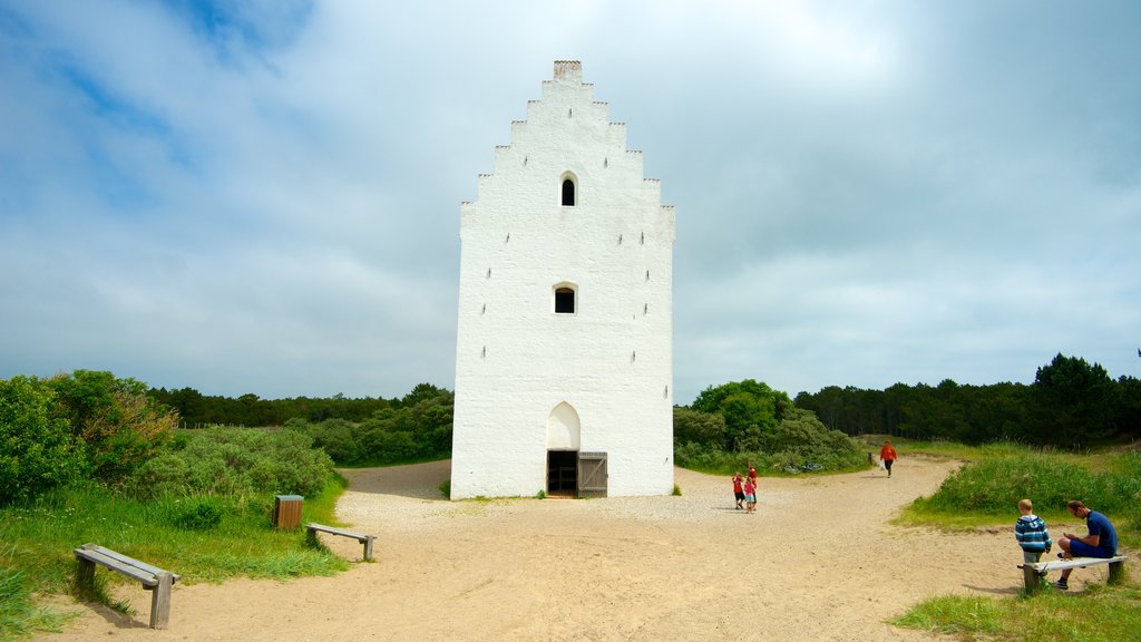 Iglesia Den Tilsandede Kirke que incluye una iglesia o catedral y un jardín