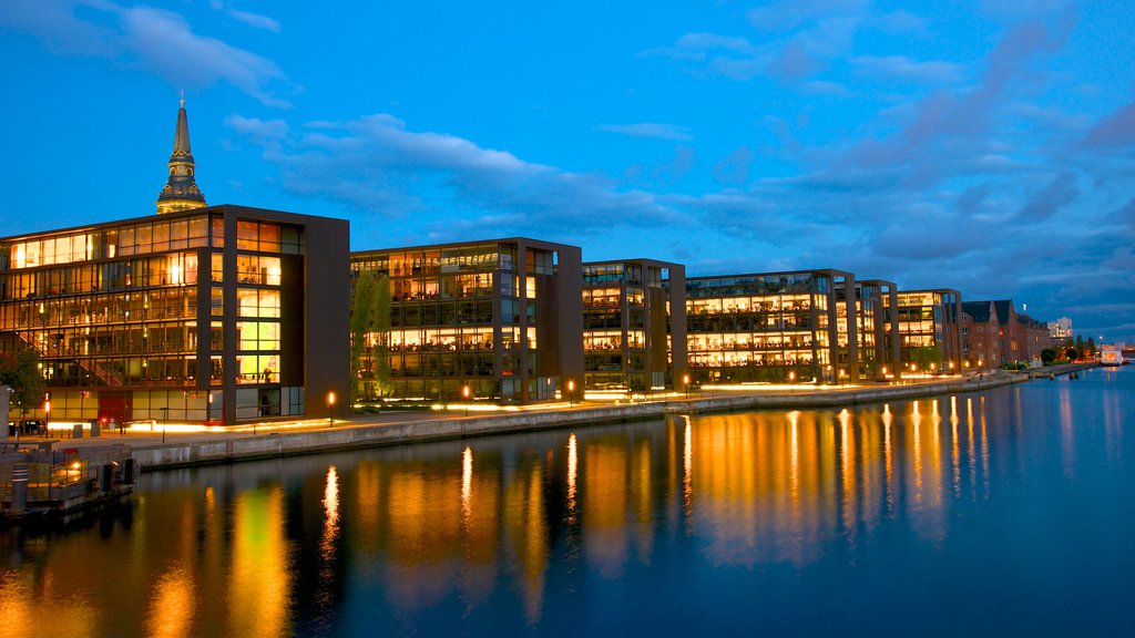 Kopenhagen toont nachtleven, moderne architectuur en een rivier of beek