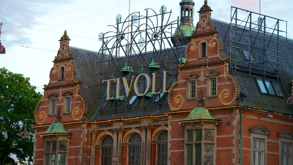 Tivoli som viser skilt, historisk arkitektur og karusell