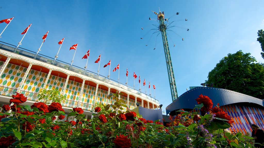 Tivoli som omfatter blomster og forlystelser