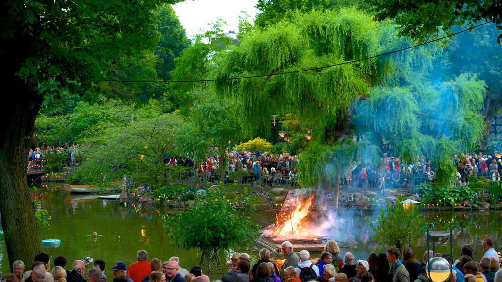 Tivoli som omfatter forlystelser, performance-kunst og en park