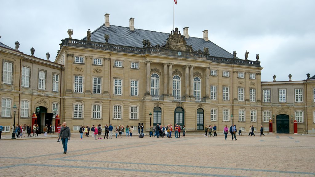 Amalienborg Slot og byder på en plads eller et torv, slot eller palads og historiske bygningsværker