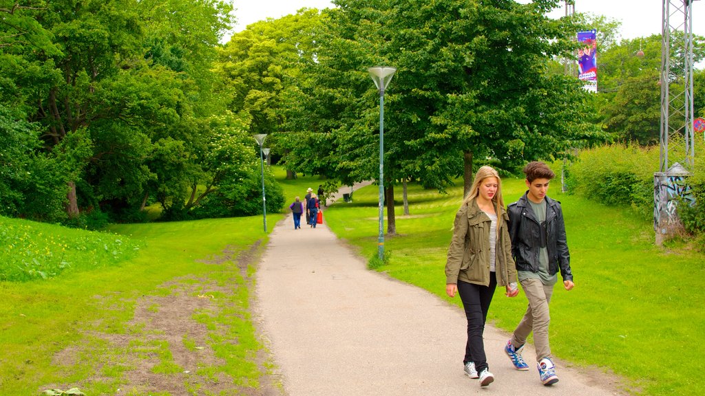 Botanical Garden showing a park as well as a couple