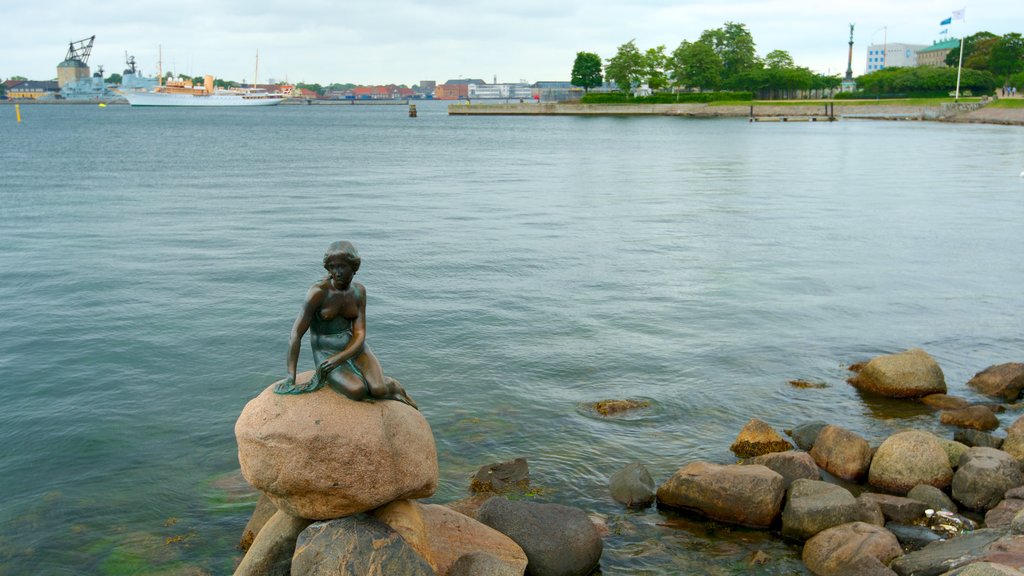 La Sirenita ofreciendo una estatua o escultura, una bahía o un puerto y vista general a la costa