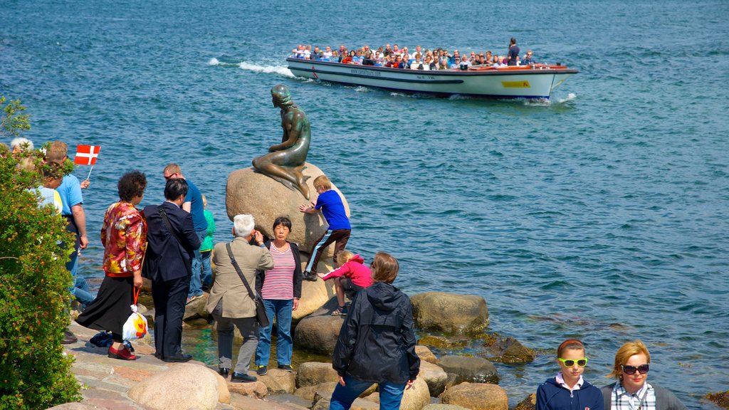 La Sirenita mostrando una estatua o escultura, vistas generales de la costa y una bahía o puerto