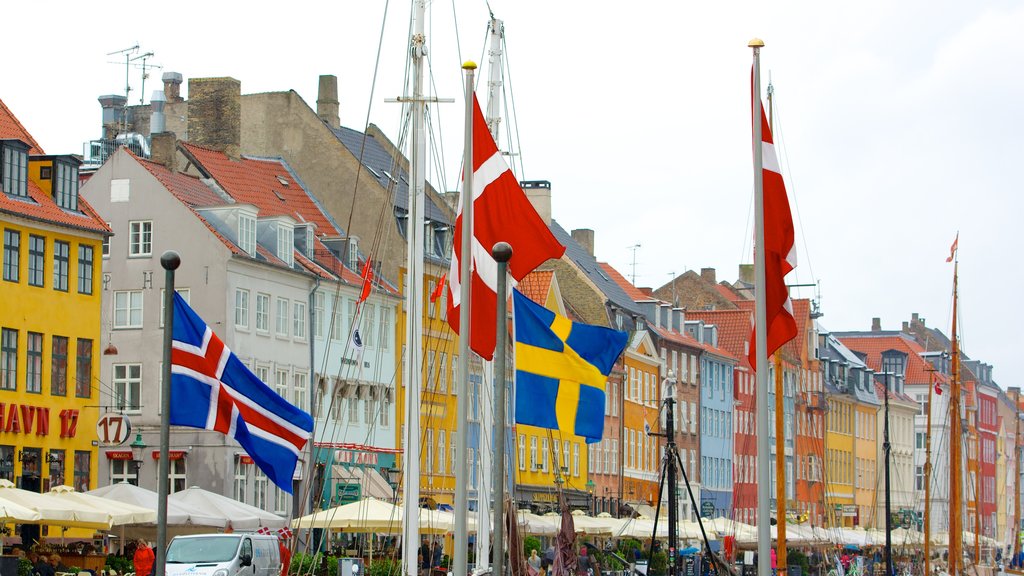 Nyhavn que incluye arquitectura patrimonial y una ciudad