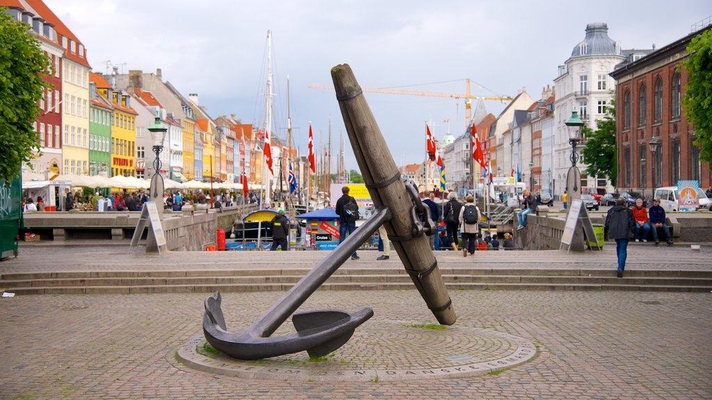 Nyhavn ofreciendo una ciudad, arte al aire libre y un parque o plaza