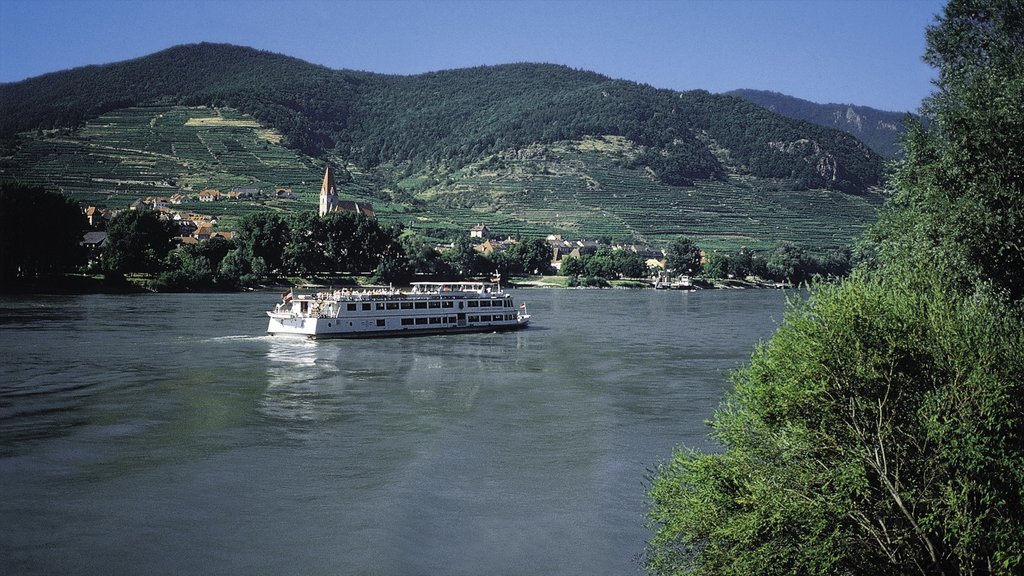 Weissenkirchen in der Wachau que incluye escenas tranquilas, montañas y un río o arroyo