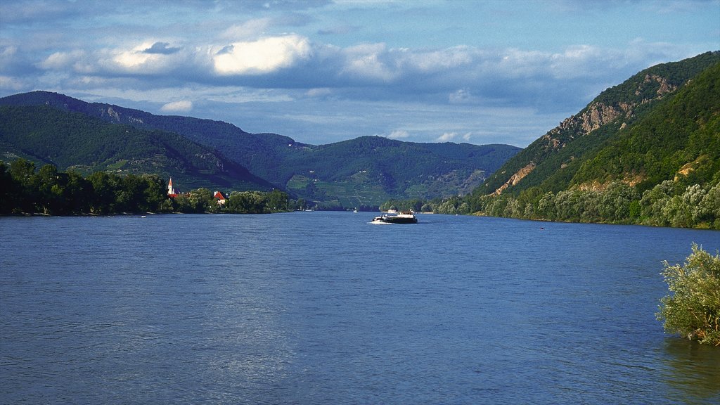 Weissenkirchen in der Wachau que incluye vistas de paisajes, un río o arroyo y montañas