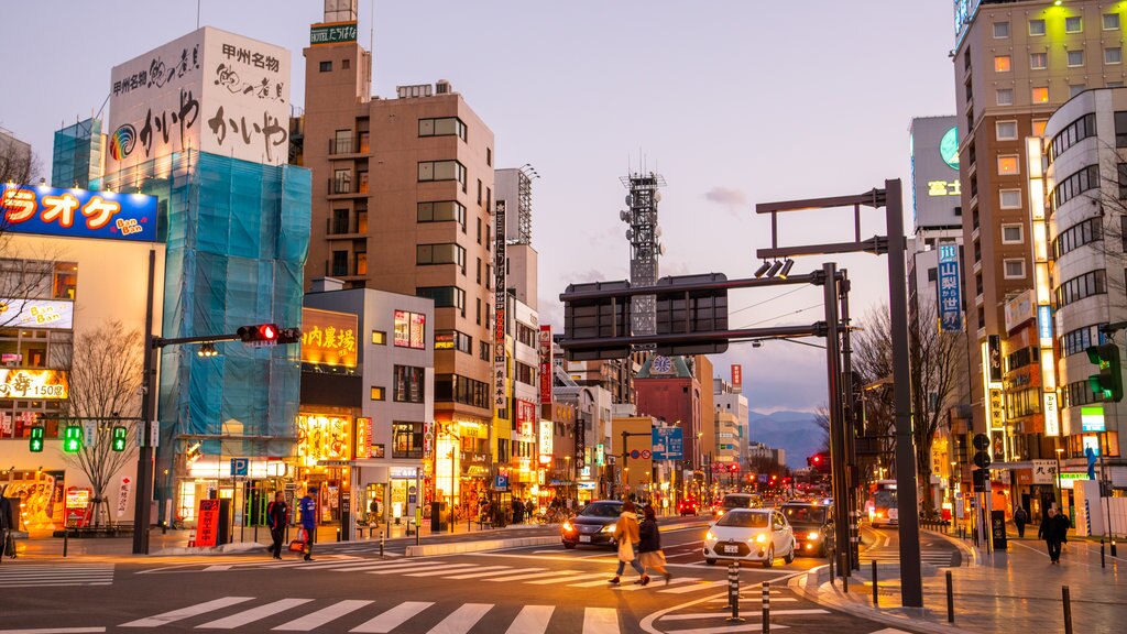 Kofu ofreciendo escenas nocturnas y una ciudad