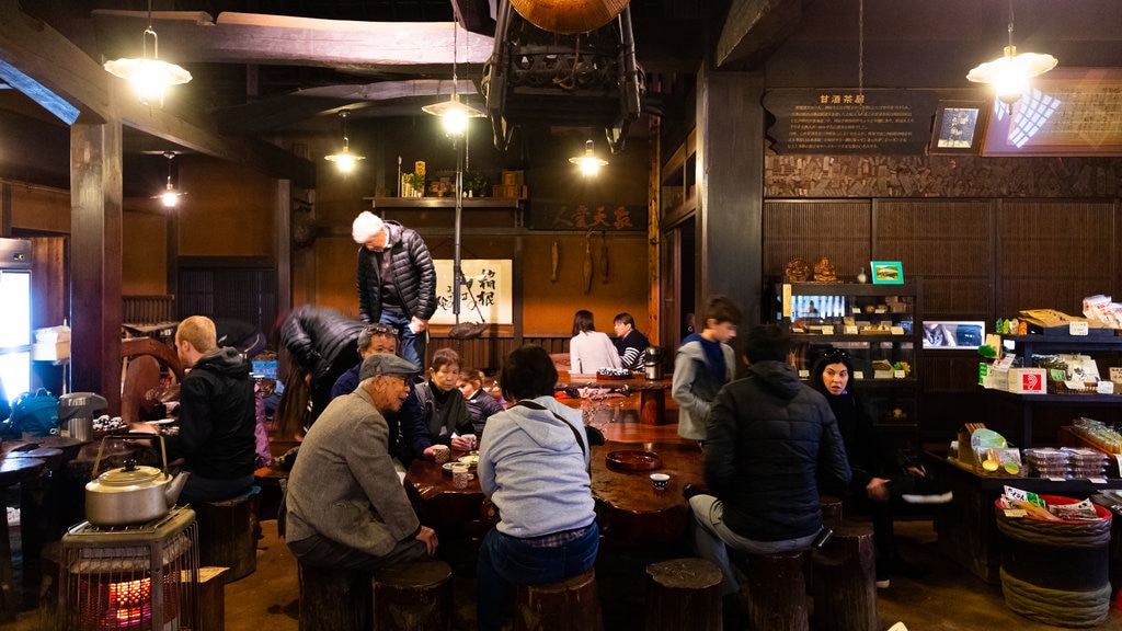 Hakone ofreciendo vista interna y restaurantes