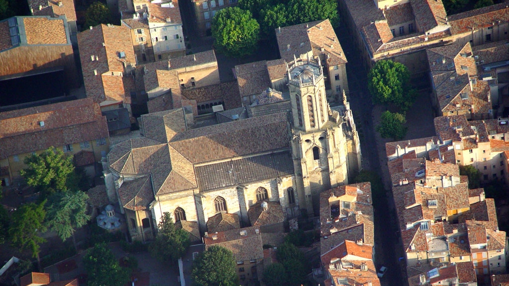 Aix-en-Provence inclusief een kerk of kathedraal en een stad