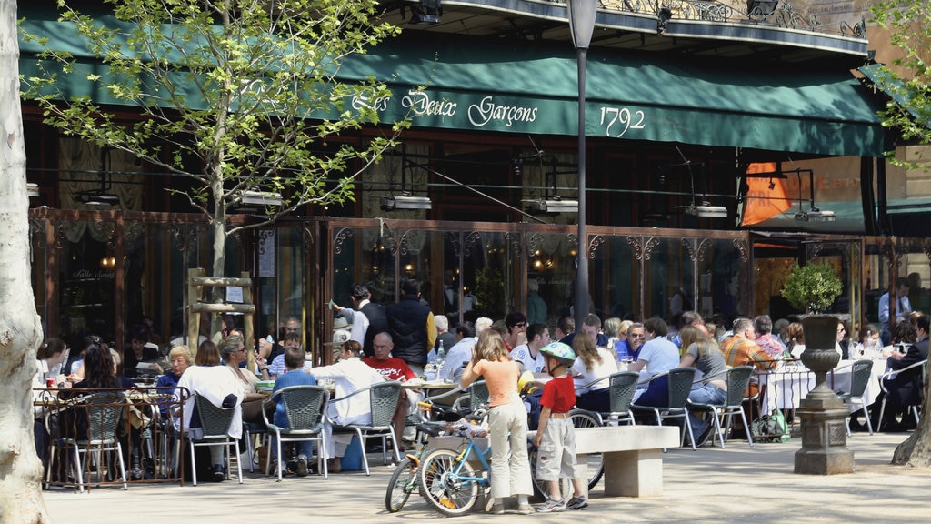 Aix-en-Provence showing outdoor eating and street scenes as well as children