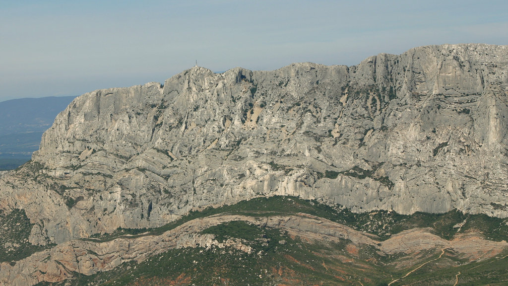 Aix-en-Provence showing mountains