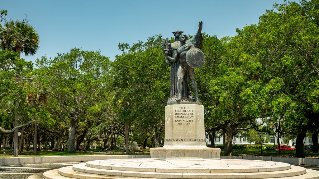 Jardines White Point mostrando una estatua o escultura