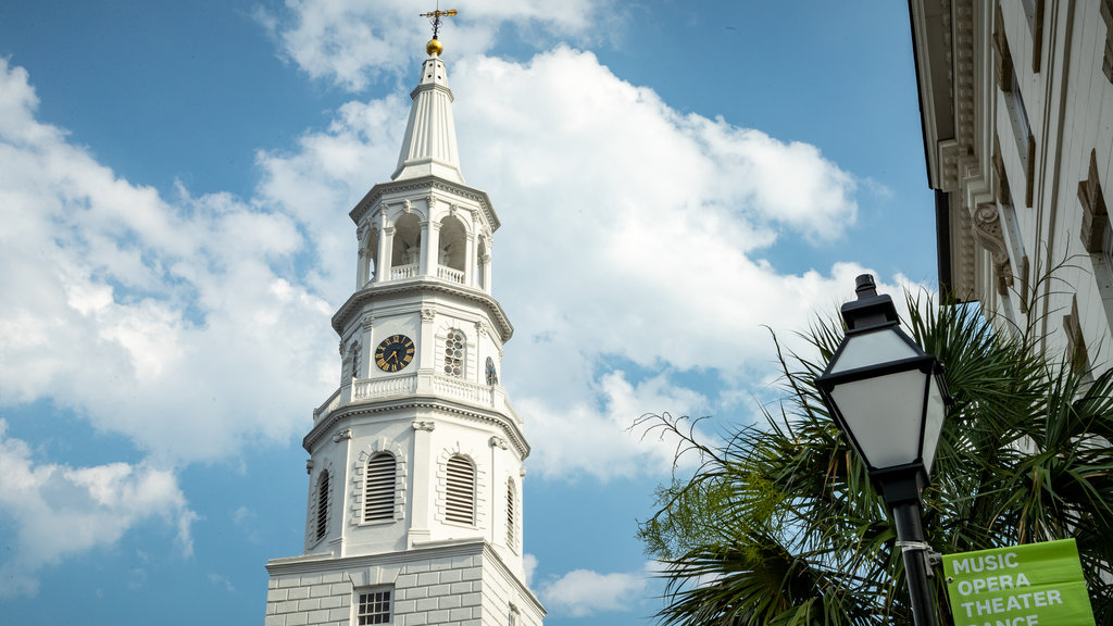 St. Michael\'s Episcopal Church que incluye una iglesia o catedral y elementos patrimoniales