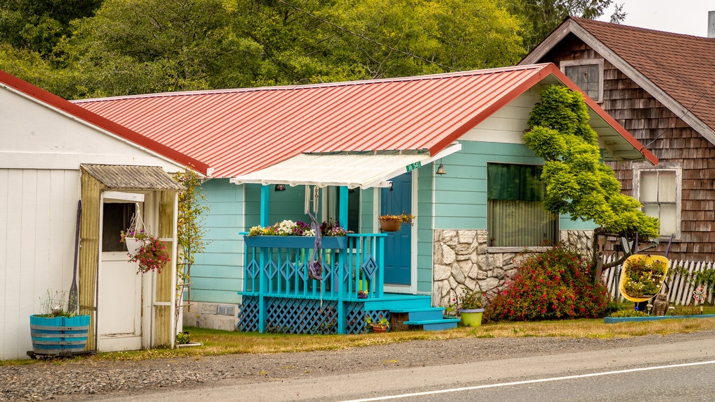 Clallam Bay showing a house