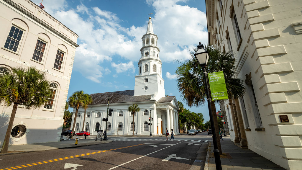 St. Michael\'s Episcopal Church que incluye una iglesia o catedral