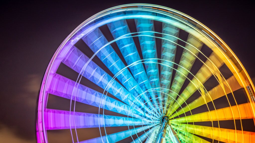 SkyWheel Myrtle Beach que inclui paisagens e cenas noturnas