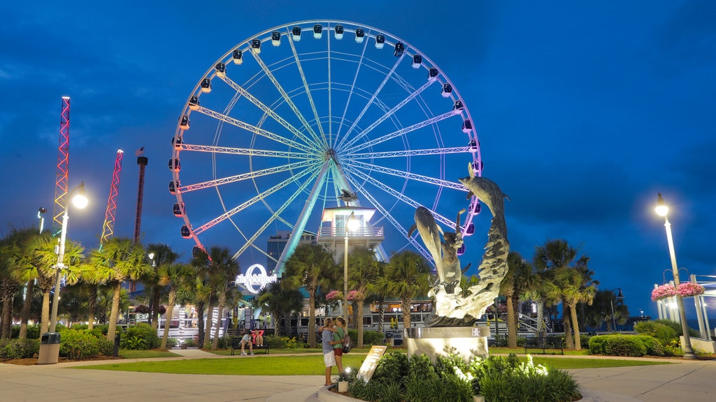 SkyWheel Myrtle Beach ofreciendo jardín y escenas de noche