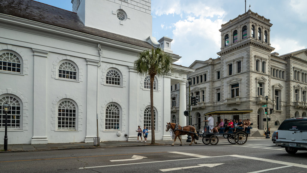 St. Michael\'s Episcopal Church ofreciendo pasos a caballo, arquitectura patrimonial y animales terrestres