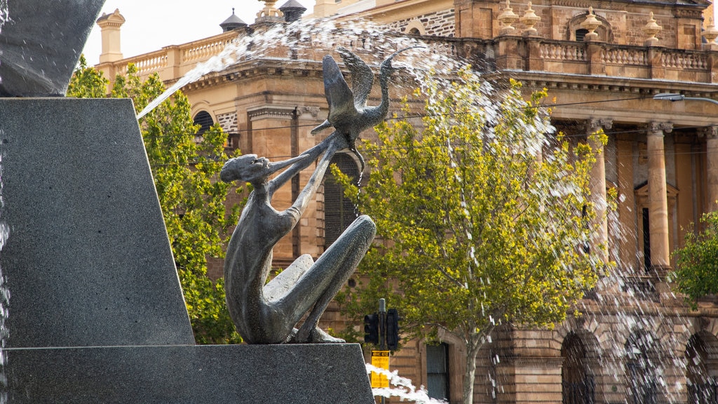 Victoria Square mostrando arte al aire libre y una fuente