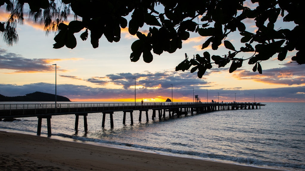 Praia Palm Cove caracterizando um pôr do sol e paisagens litorâneas