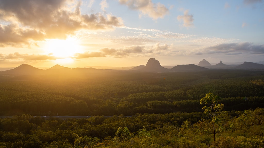 Glasshouse Mountains Nationalpark som viser fredfyldte omgivelser, udsigt over landskaber og en solnedgang