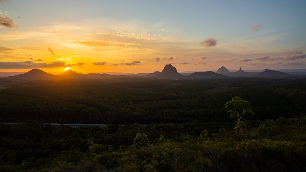 Parque Nacional Montañas Glasshouse ofreciendo una puesta de sol, escenas tranquilas y vistas de paisajes