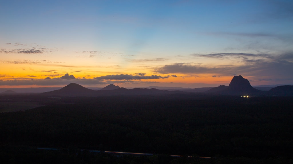 Glasshouse Mountains National Park que inclui um pôr do sol, cenas tranquilas e paisagem