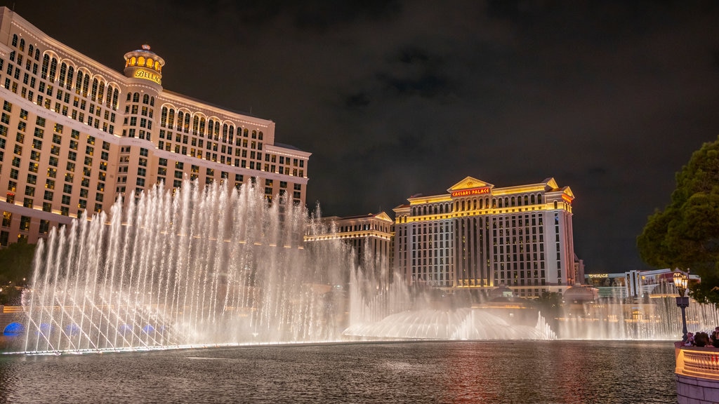 Bellagio Casino featuring a city, night scenes and a fountain