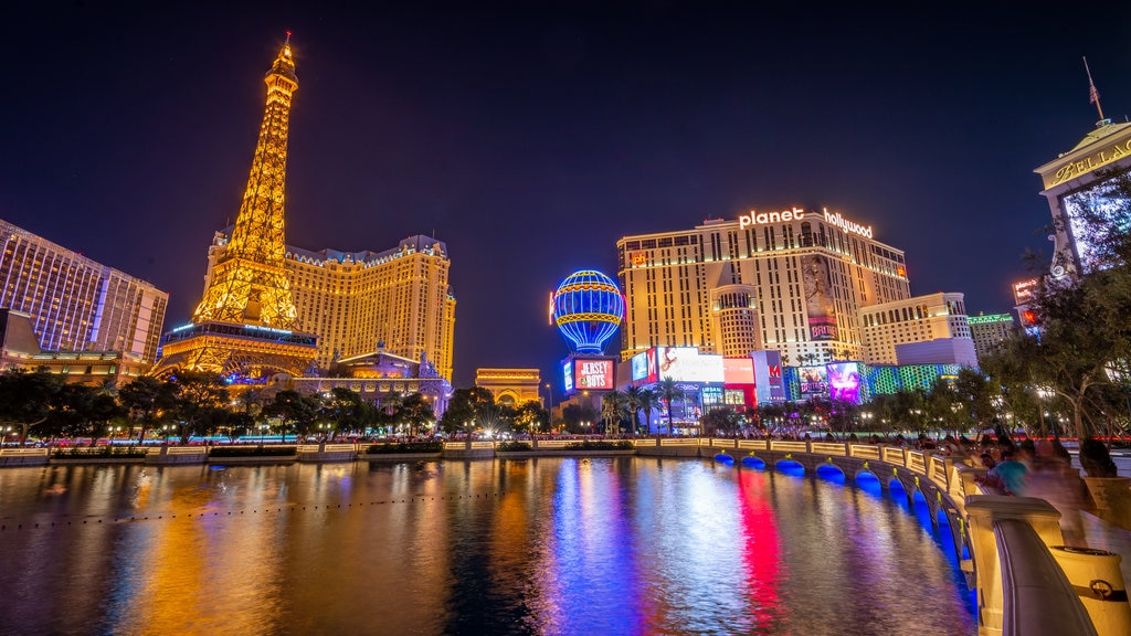 Bellagio Casino showing a city, a casino and night scenes