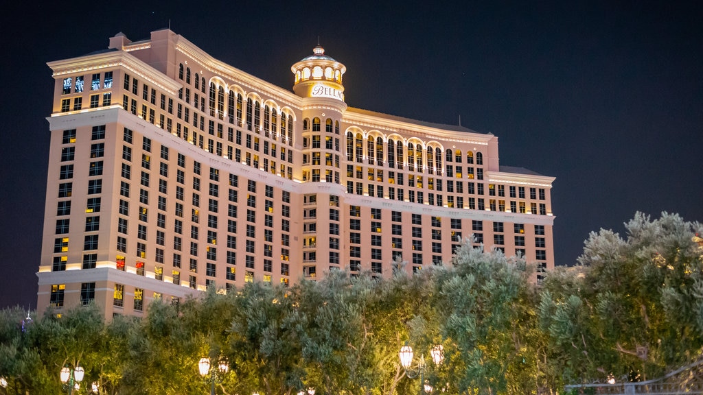 Bellagio Casino ofreciendo un casino y escenas de noche