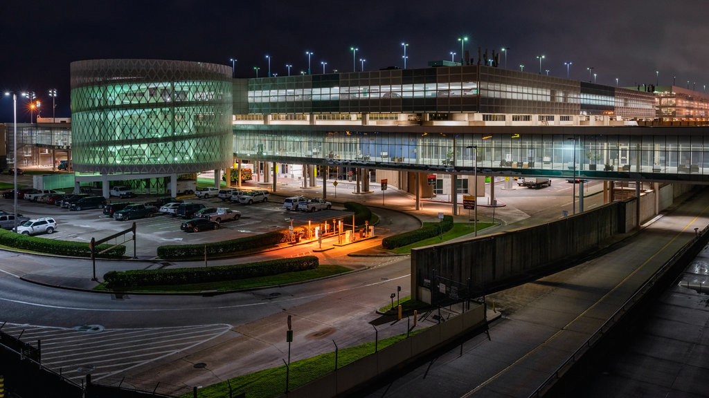 Houston ofreciendo un aeropuerto, vista panorámica y escenas de noche