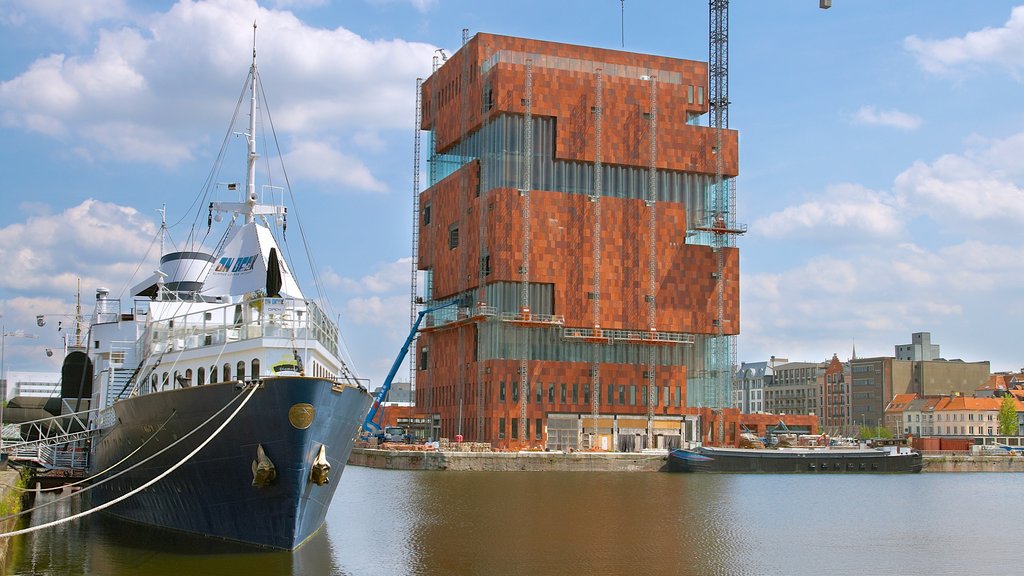 Museum Aan de Stroom mostrando arquitetura moderna e uma baía ou porto