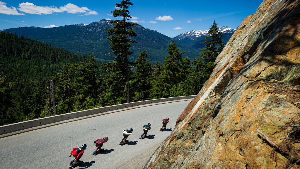 Whistler Sliding Centre que inclui cenas de rua e montanhas assim como um pequeno grupo de pessoas