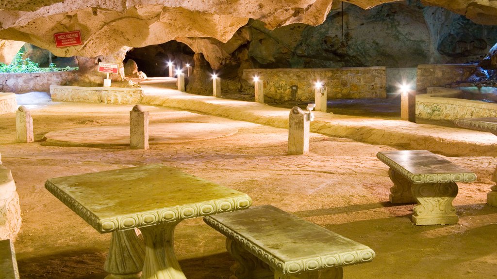 Green Grotto Caves showing caves