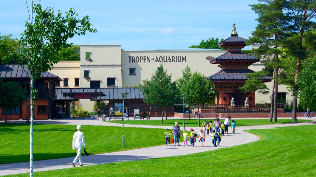 Hagenbeck Zoo showing signage and marine life as well as children