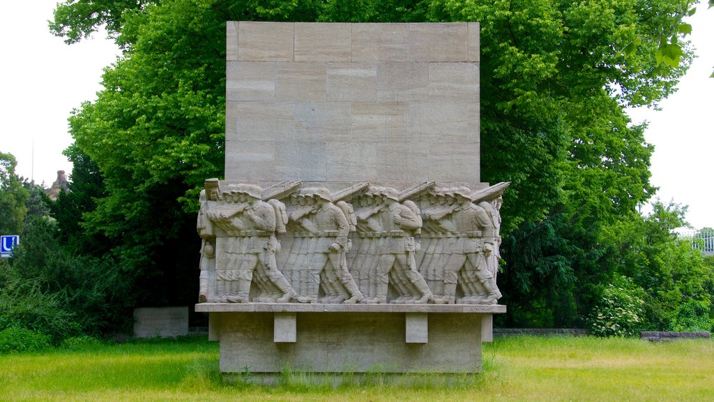 Botanical Gardens showing outdoor art, a monument and a garden