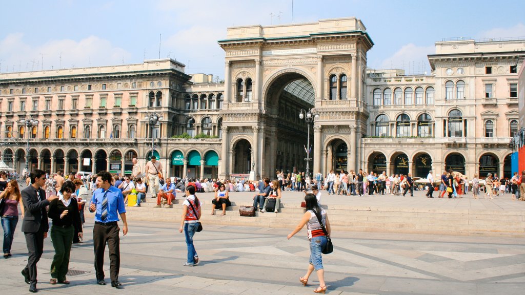 Galleria Vittorio Emanuele II og byder på en by, historiske bygningsværker og en plads eller et torv