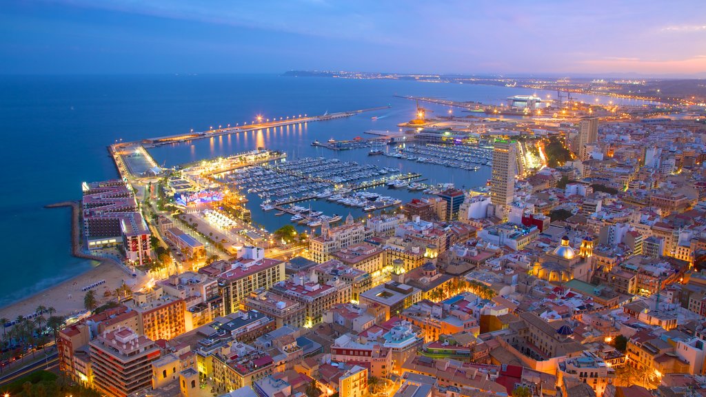 Castillo de Santa Bárbara que incluye una ciudad, vistas generales de la costa y escenas nocturnas